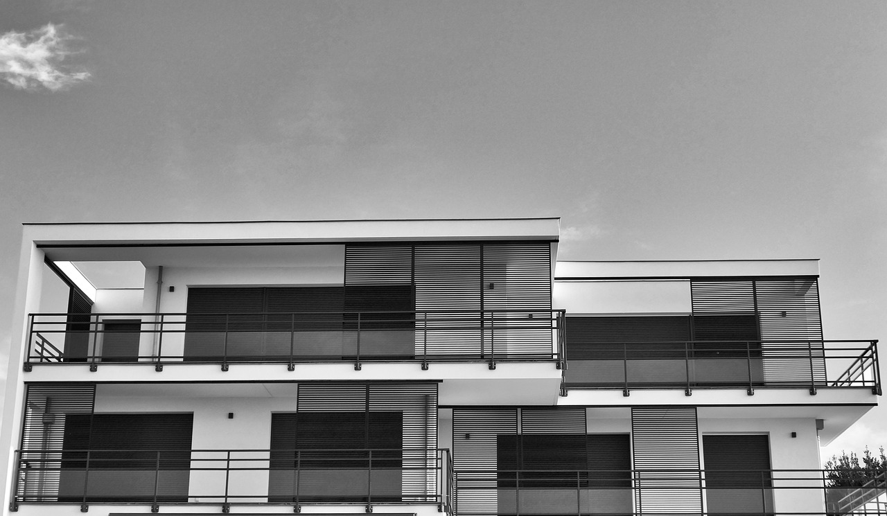 nowoczesne balustrady balkonowe ze stali, prawdopodobnie nierdzewnej